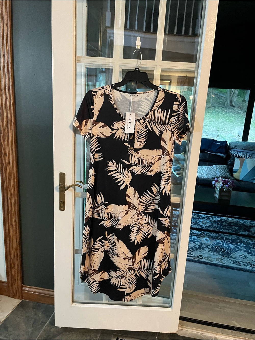 Women’s Black Tropical Leaf Button-Front Tee Midi Shift dress